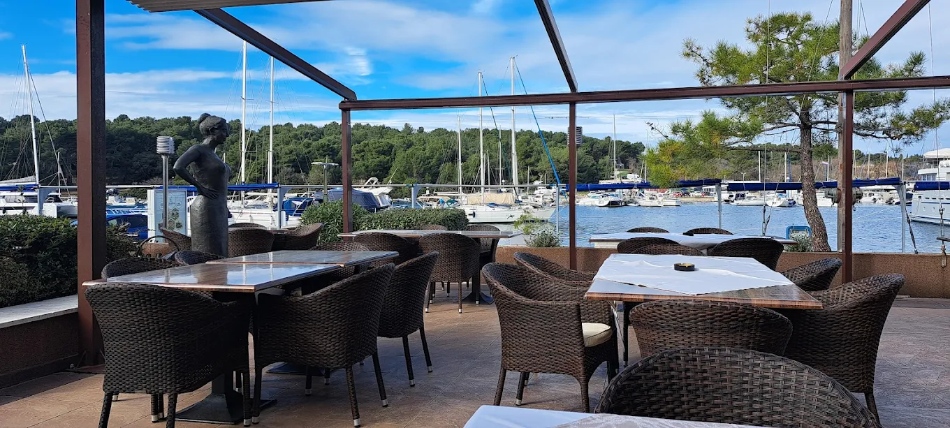 Restoran Volaria, terasa uz marinu Veruda u Puli