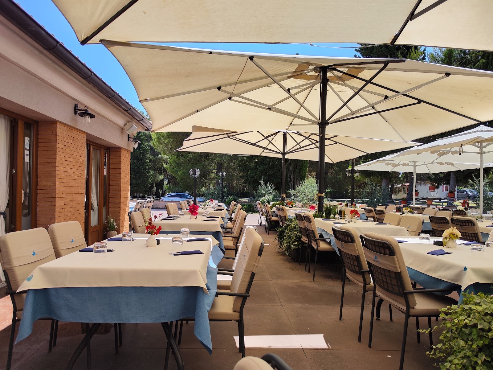 Trattoria pizzeria Navetta, Terrasse im Grünen an der Straße Dragonja bei Fažana