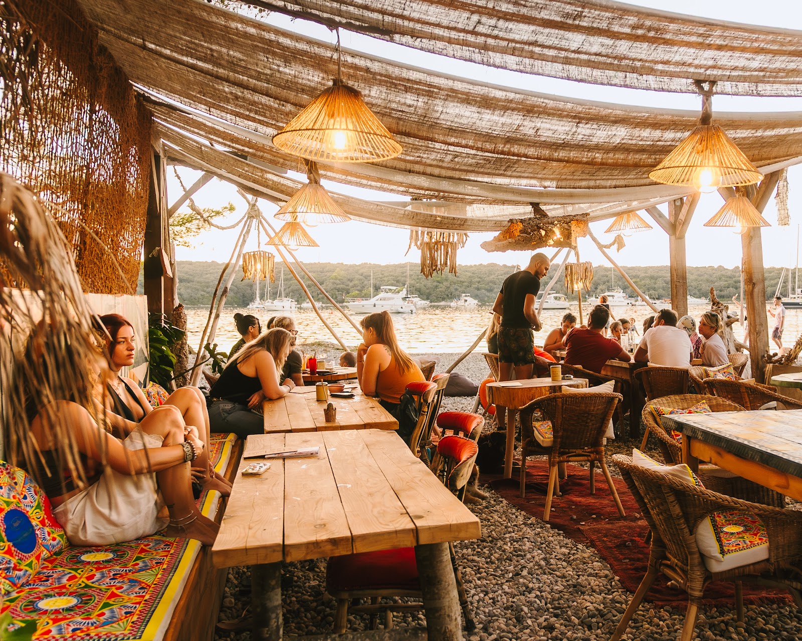 AMO Beach Bar & Food na plaži Sole u uvali Soline kod Banjola